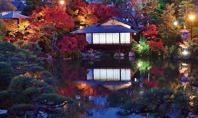 贅沢な秋の一日。日本庭園で観楓(かんぷう)を愉しむ「神戸市立相楽園」 イメージ写真